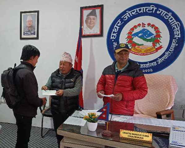 छथर जोरपाटी गाउँपालिकामा विपन्न नागरिकहरु ५ देखी १० हजार सम्म स्वास्थ्य उपचार सहयोग