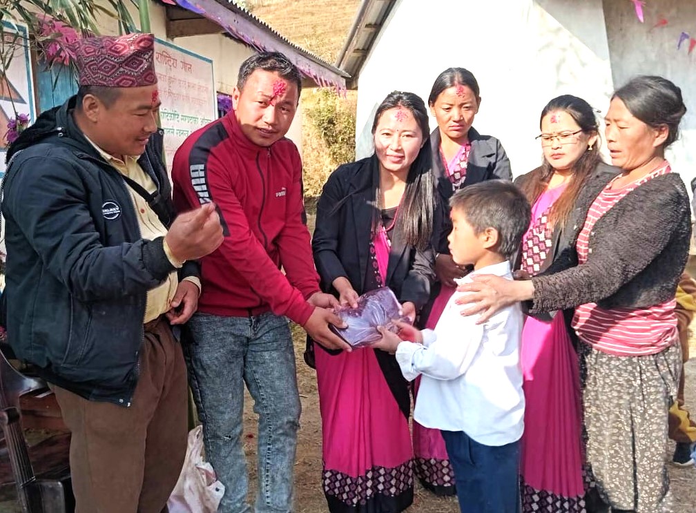 शिक्षिका कुमारी पाक्साँवाद्धारा आधारभुत बिद्यालयका अध्यायनरत बिद्यार्थीहरुलाई पोशाक प्रदान